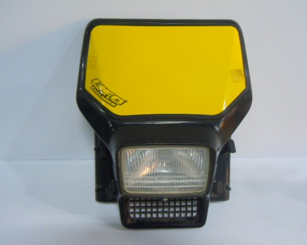 KIT DE TAPAS TRASERAS Y CARETA CON FARO MARCA UFO PARA ADAPTAR TIPO RETRO (3)